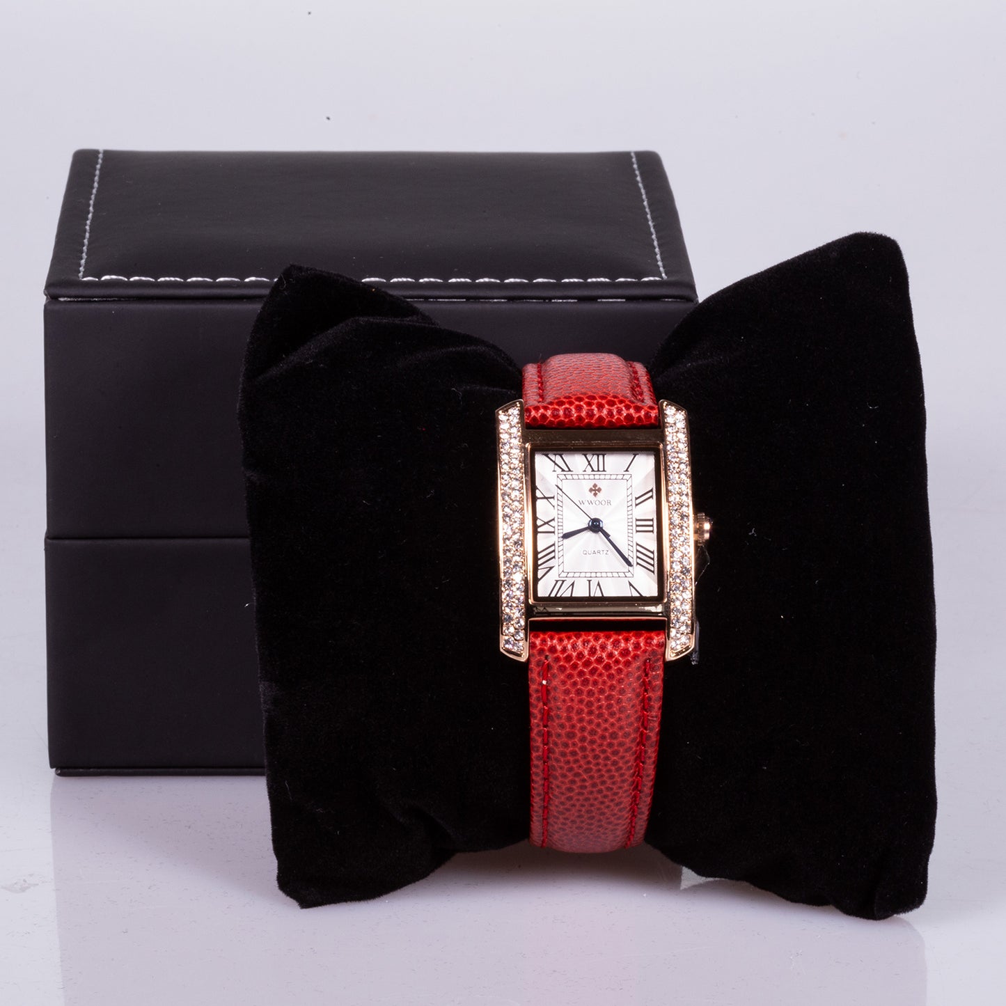 Hodinky z Ušľachtilej Ocele s Bielym Ciferníkom, Červeným Koženým Remienkom a Zirkónom