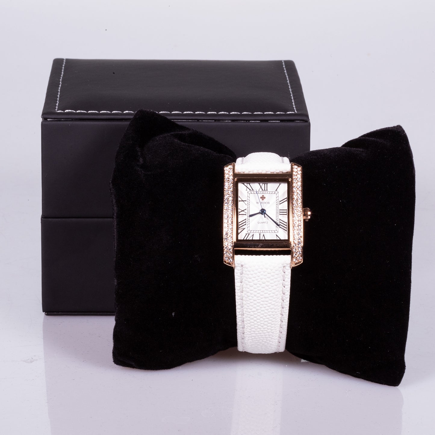 Hodinky z Ušľachtilej Ocele s Bielym Ciferníkom, Bielym Koženým Remienkom a Zirkónom