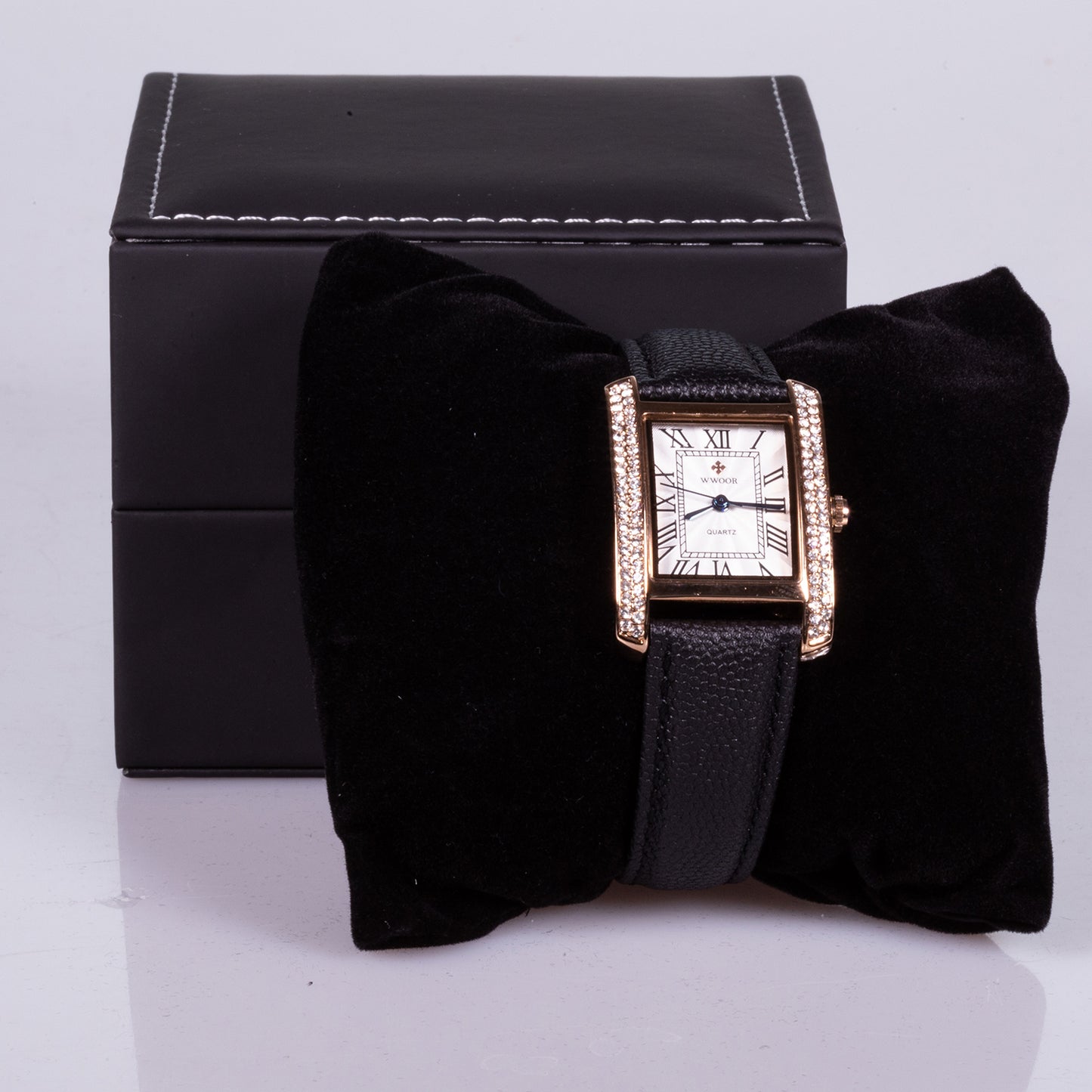 Hodinky z Ušľachtilej Ocele s Bielym Ciferníkom, Čiernym Koženým Remienkom a Zirkónom