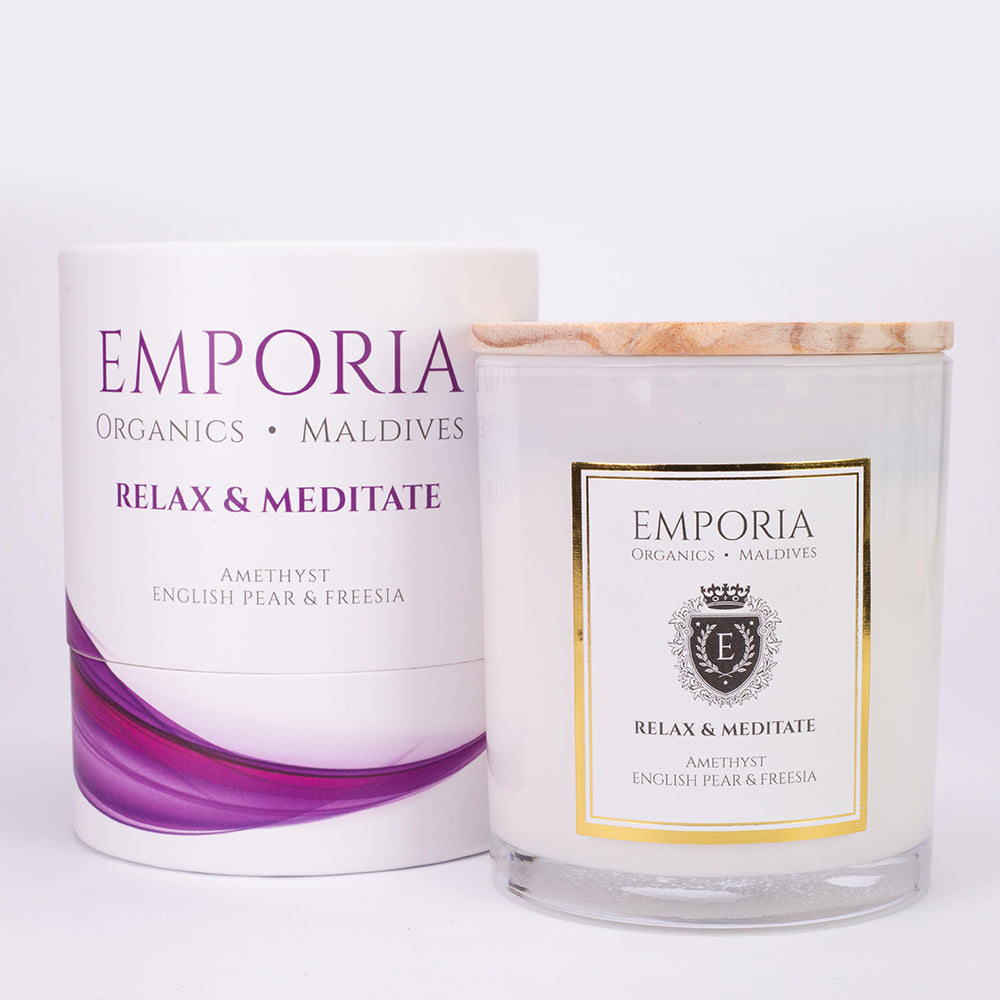 Emporia Organics Sklenená Sviečka: Maledivy - RELAX & MEDITATE, s Ametystom, s vôňou anglickej hrušky a frézie, 100% sójový vosk, 230 g