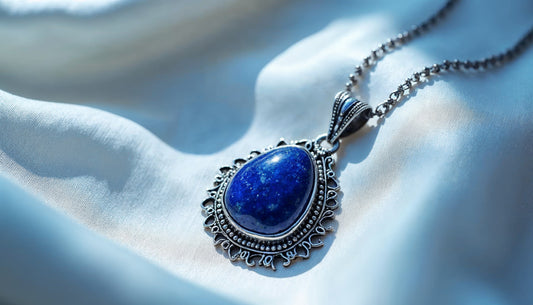 Hlboká modrá elegancia: Ako nosiť akvamarínové a lapis lazuli šperky v lete?