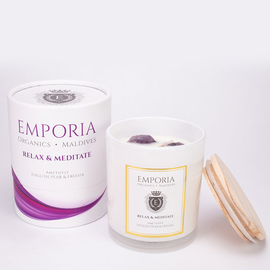 Emporia Organics Sklenená Sviečka: Maledivy - RELAX & MEDITATE, s Ametystom, s vôňou anglickej hrušky a frézie, 100% sójový vosk, 230 g