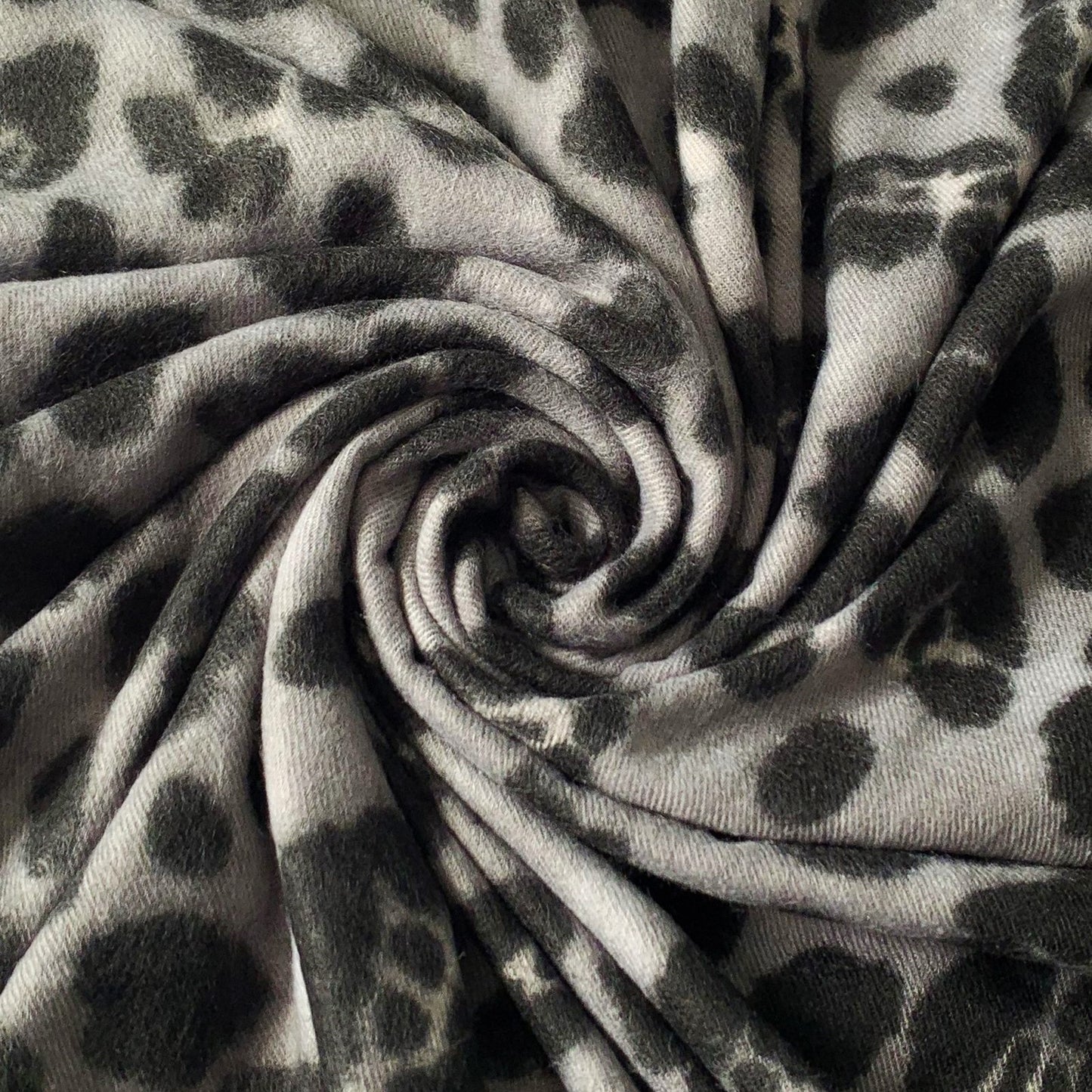 Vlnený šál-šatka, 65 cm x 180 cm, Leopardí vzor, Sivá farba