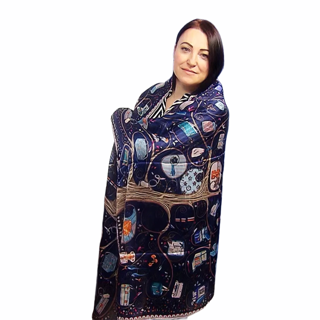 Šál-šatka zo 100% Pravého Hodvábu, 90 cm x 180 cm, Štýlový kabelkový vzor, Tmavo modrá 1 Šál-šatka zo 100% Pravého Hodvábu, 90 cm x 180 cm, Štýlový kabelkový vzor, Tmavo modrá - KlenotTV.sk